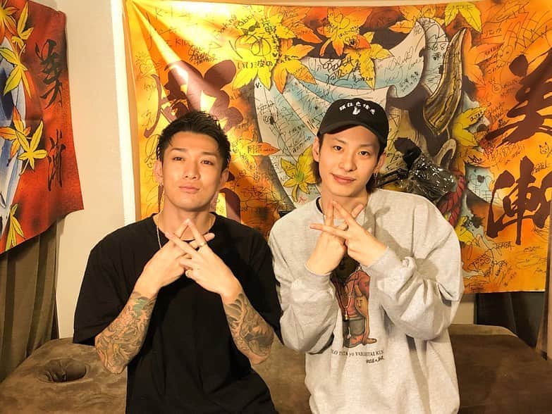 彫師美漸のインスタグラム：「Bizenartスタジオ ・ @mg_waki 🤝 ・ ネットフリックスを観る会😁 ・ #刺青 #彫師 #美漸 #彫師美漸 #海老名 #中目黒 #タトゥー #東京タトゥー #tokyo #tattoo #art #fashion #bizenart #bizen #문신　#Bizentattoo  #tattooer #tattooist #tattooartist #tattooart #tattooshop #japanesetattoo  #レペゼン地球」