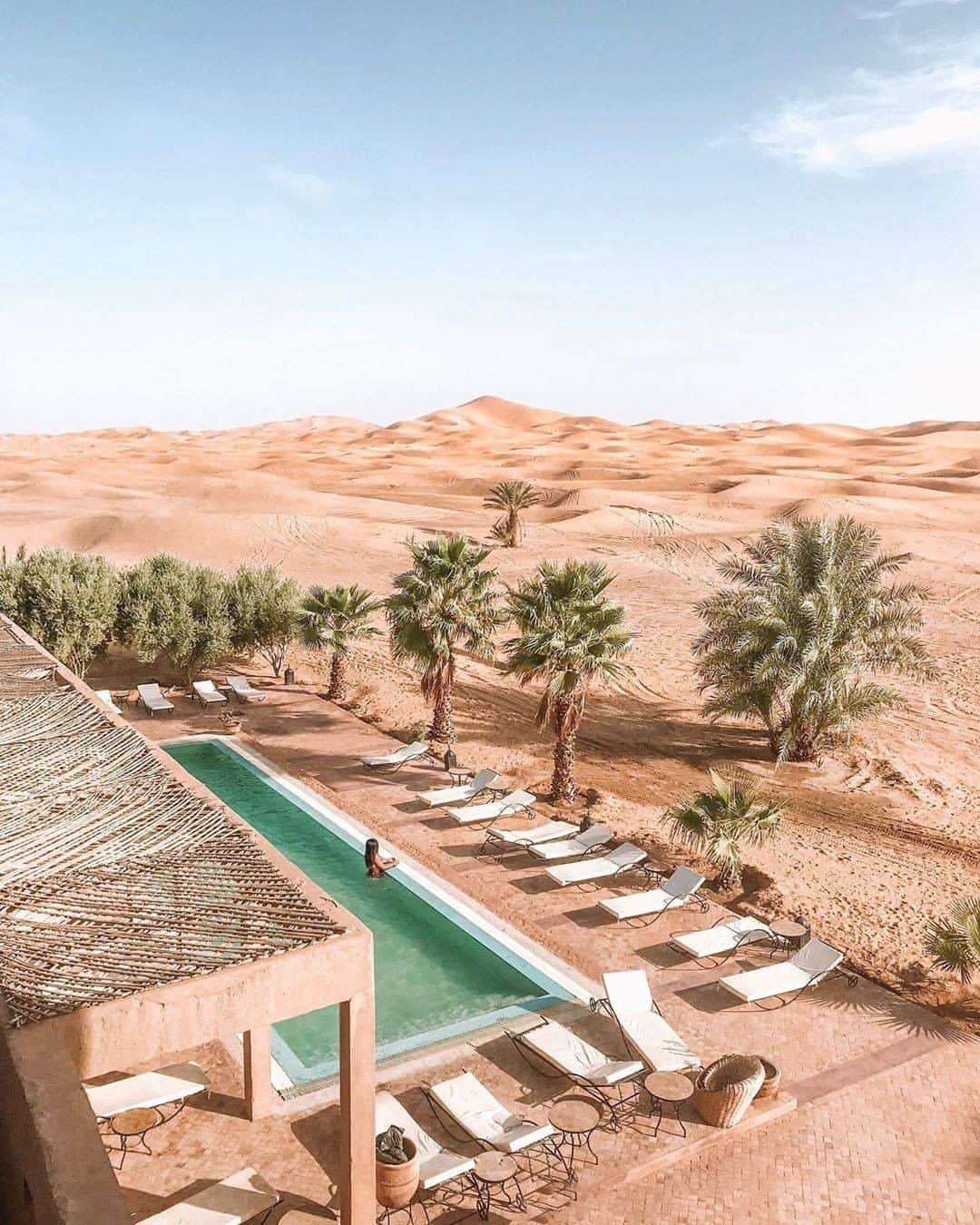 Discover Earthさんのインスタグラム写真 - (Discover EarthInstagram)「"One of the best pools i’ve truly enjoyed 💦 📍Hotel Kanz Erremal" Where would you like to be right now?  🇲🇦 #discovermorocco with @thereal.salma  #poolparty #pool #bestpools」8月18日 19時30分 - discoverearth