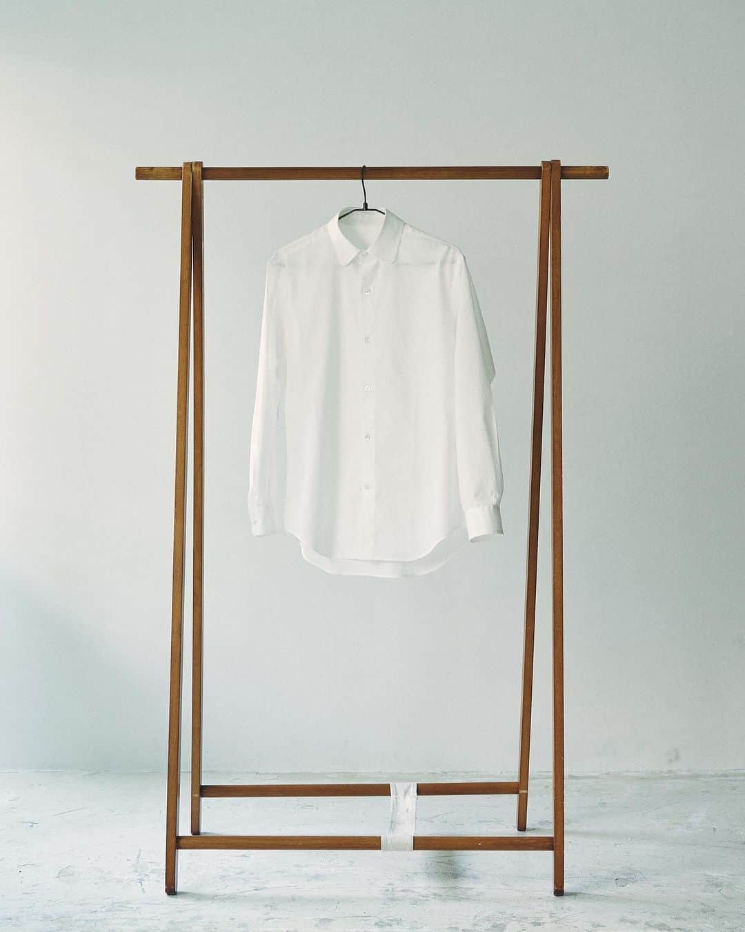yukiのインスタグラム：「Dress Utility Shirt 1枚のシャツを作りました。 ㅤㅤㅤㅤㅤㅤㅤㅤㅤㅤㅤㅤㅤ 8/19（水）20:00〜販売開始です。 ㅤㅤㅤㅤㅤㅤㅤㅤㅤㅤㅤㅤㅤ 詳細は明日お伝えしますが、 ドレススタイルでもカジュアルスタイルでも着ることができる、良い意味で派手さのない、けど、個性あるシャツが出来ました。 ㅤㅤㅤㅤㅤㅤㅤㅤㅤㅤㅤㅤㅤ 服が好きな人に届いたら嬉しいです。」