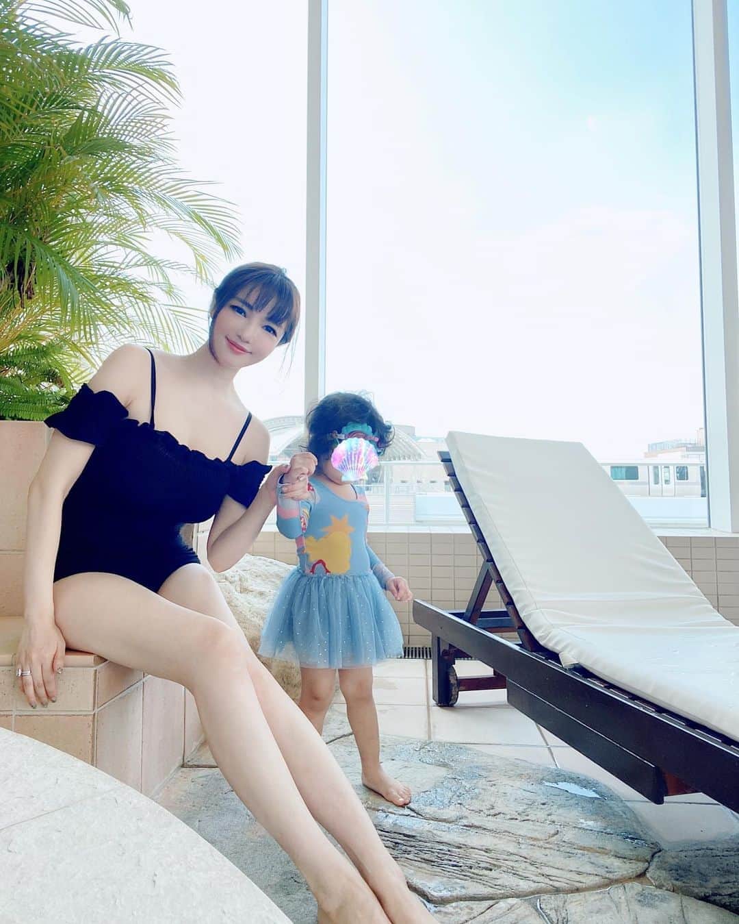 森下悠里さんのインスタグラム写真 - (森下悠里Instagram)「大好きなプール👙 - @lily_closet.store  この水着お気に入り♡ - 元気いっぱいおてんば娘のお世話は 動きやすくてズレない水着が安心♡ ビキニだと大変なことになりそう - #pool #hotelpool #hilton #mama #kids」8月18日 19時32分 - yuurimorishita