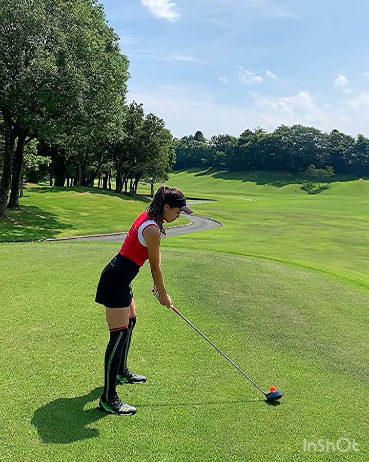 のインスタグラム：「こんばんは⭐️ . @roots_golf のゴルフクラブが届いた翌日にいきなりの初打ちをした動画🥺💕⛳️ . このクラブで練習に行きたい！！ . 早くこのクラブセットでの自分の飛距離を知りたいなって思った🥺❤️ .  #ゴルフ#ゴルフ女子#golf#golfgirl#golfswing#ゴルフスイング#sports#スポーツ#スポーツ女子#instagolf#골프#골프여자#스포츠#高尔夫球#高尔夫#ゴルフウェア#golfwear」