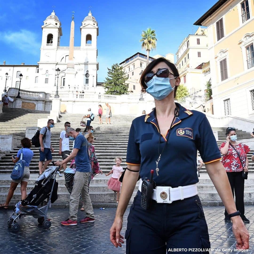 ABC Newsさんのインスタグラム写真 - (ABC NewsInstagram)「Italian police officer patrols and checks that people are wear protective face masks at the Spanish Steps in Rome. #coronavirus #facemask #italy」8月18日 19時33分 - abcnews