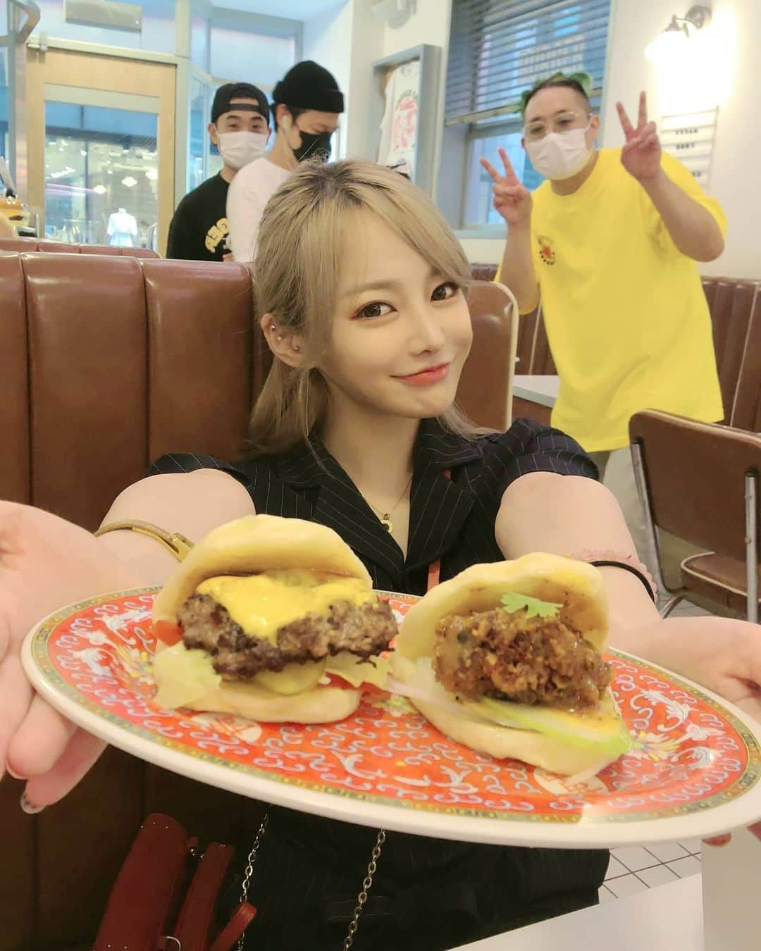 エリナさんのインスタグラム写真 - (エリナInstagram)「이것도 줄게요🍔♥️ 20個食べれるぞ🤤  #신사#가로수길맛집 #버거#페이머스버거 #더페이머스버거 #햄버거 #thefamousburger #famousburger #burger #hamburger #selfie #me#bao#instagood #instaphoto #instafood #instalike#ハンバーガー#マーラーチキン」8月18日 19時45分 - erina_hrn