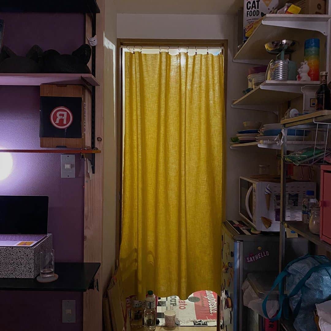 相羽瑠奈さんのインスタグラム写真 - (相羽瑠奈Instagram)「あーーなんでだろう🧀 2回も測ったのになんでだろう、長さ足りない。しかも、上の部分20cmくらい折り返そうと思って20cm長く買ったつもりなのに足りてない。不思議だなぁ〜🌛まあいっか！キッチンと部屋の境目のところにカーテンつけた🌼」8月18日 19時46分 - rone.runa