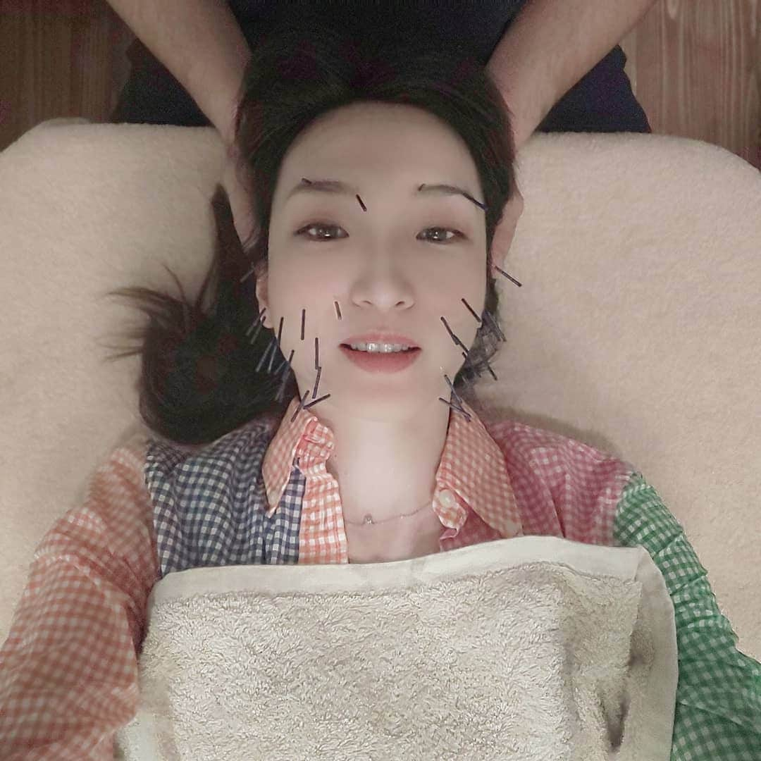 藤原宏美（ひろみん）さんのインスタグラム写真 - (藤原宏美（ひろみん）Instagram)「先週末の美容鍼。  この日は主人→母→私と、 3人連続で診ていただきました😆  家族全員が健康で、 元気をキープできますように♥️  今や生活必需品となっている 「除菌スプレー」も 遠慮なく補充してもらっています🎵  猛暑の疲れが出やすい時期、 皆さん、水分補給は欠かさず、 お身体ご自愛下さいね🍀  @shinkyu.seitai.salon.honest  #honest #オネスト #整体 #鍼灸 #美容鍼 #鍼治療  #鍼 #頭蓋骨調整 #鍼灸整体サロン #奈良整体 #あやめ池整体 #健康 #美容 #美 #beauty  #藤原宏美 #ドーバーパストリーゼ77 #除菌スプレー」8月18日 19時39分 - hiromint7