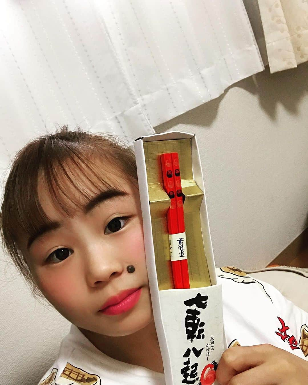 宮川紗江さんのインスタグラム写真 - (宮川紗江Instagram)「お父さんから出張のお土産！ すべらないお箸🥢 一発芸、滑りませんように🙏🙏 あ、間違えた。笑笑平均台滑りませんように❤ #体操#滑らないお箸🥢 #さえちゃんねる#YouTube」8月18日 19時39分 - sae_gymnast_0910