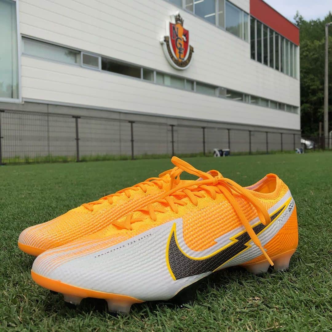 太田宏介のインスタグラム：「『MERCURIAL』 新色のマーキュリアル⚡️⚡️⚡️ 足速くなりそうだ😁 #nike  #mercurial  #✔️  #太田宏介」