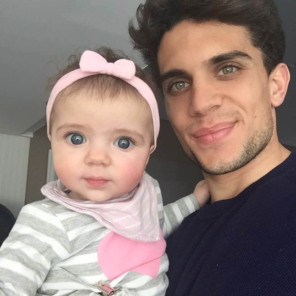 マルク・バルトラのインスタグラム：「Feliz cumpleaños GALA! 🎂😍 Esta foto es de cuando no tenia ni un año de vida, hoy cumple 5! Parecía imposible quererla más cuando llegó, pero los años me hacen ver que cada día que pasa el amor se multiplica. Gracias a ti y tus hermanitos me siento el padre más afortunado del mundo. T’estimo princesa... 🤍🎂 #birthdaygirl #happybirthday #Gala」