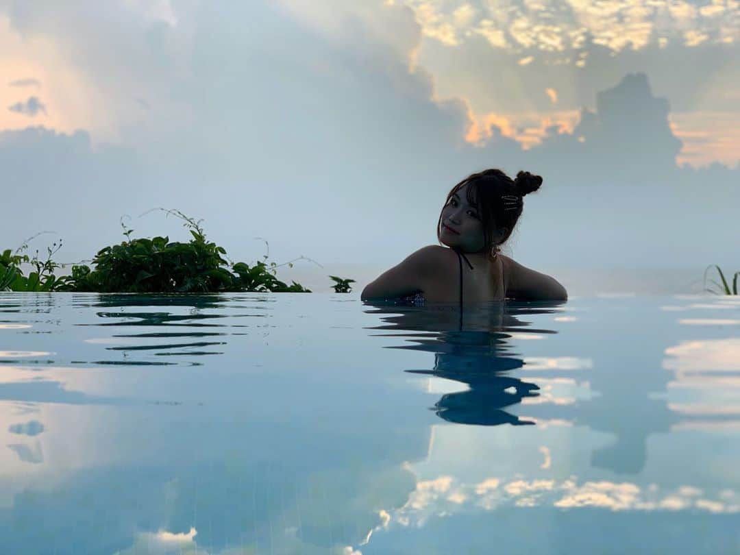 あやごるふのインスタグラム：「Good evening 🌇﻿ ﻿ ﻿ ハレクラニ沖縄のインフィニティプール☀︎﻿ ﻿ 16歳未満入場禁止でバーも付いてて﻿ ゆったりした時間が流れてたよ〜☺️﻿ ﻿ ﻿ ﻿ ﻿ #ハレクラニ沖縄 #ハレクラニ #halekulani #halekulaniokinawa #halekulanihotel #沖縄旅行 #沖縄 #沖縄観光 #恩納村 #恩納村ビーチ #okinawa #okinawajapan #okinawatrip #南国 #南国リゾート #南国コーデ #プール #プールバー #pool #poolside #プールサイド #poolbar #poolday #沖縄ホテル #夏メイク #summer #ゴルフ女子 #ゴルフ好き #インフィニティプール」