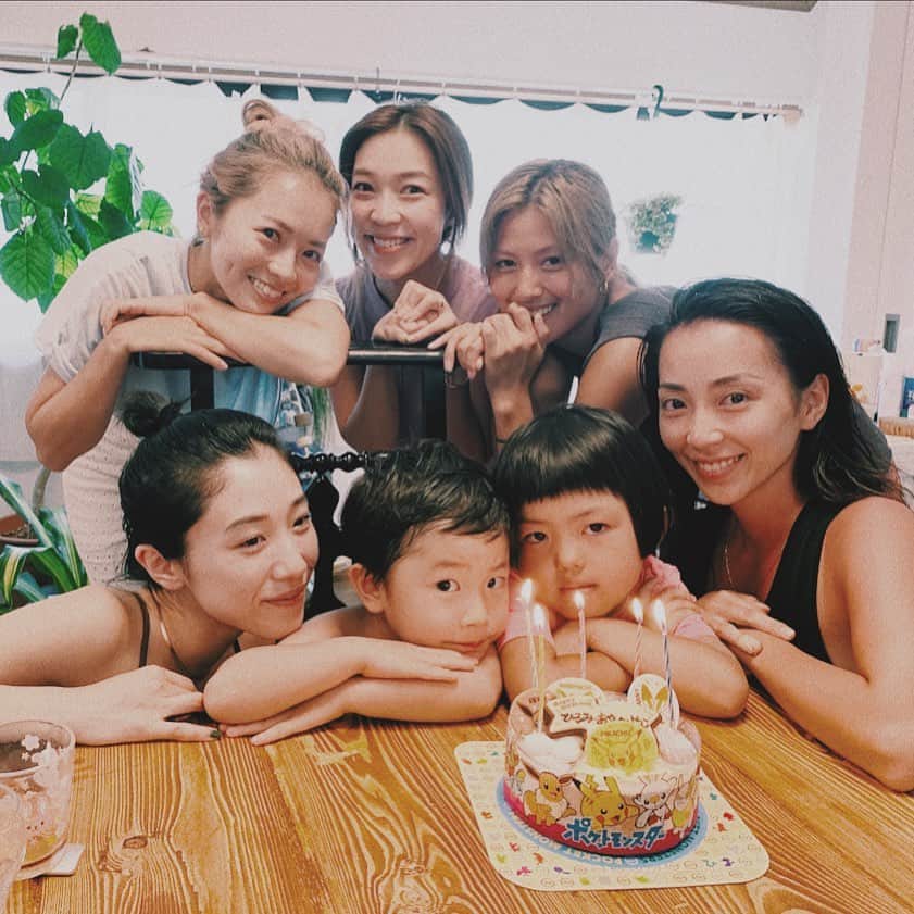 のインスタグラム：「やっと会えた🥺 だいすきな人たち。  birthday3人分まとめてお祝い🍰 31歳になったから31アイスクリームのケーキで！笑 子供達が1番喜んでた♡」
