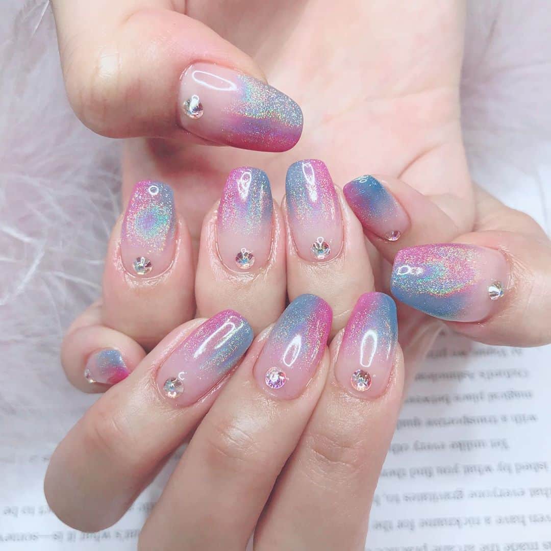紗蘭さんのインスタグラム写真 - (紗蘭Instagram)「New Nail🦄💗 夏っぽくピンクとブルーに、ユニコーンパウダーかけてキラキラちゃんにしました🦄💖💙 可愛すぎるー😫💕💕💕 輝きたまらん😫💕💕💕 KAIくんいつもありがとう😚 #newnail #nail #pinkrosewindow #nails」8月18日 19時49分 - saracchidayo