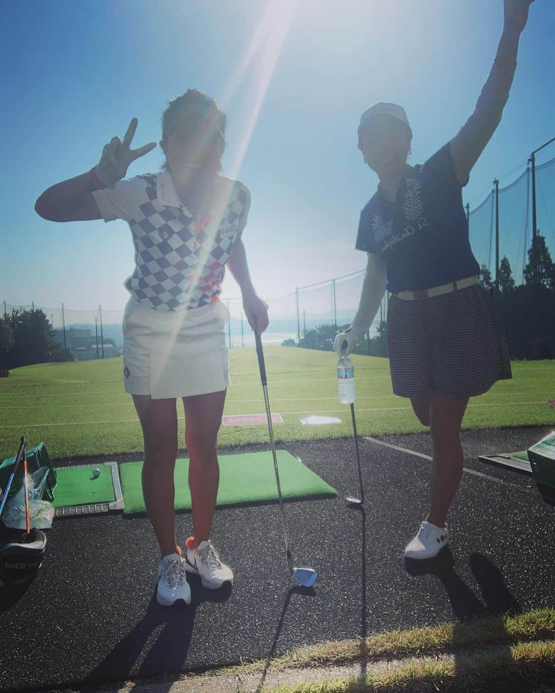 藤本麻子さんのインスタグラム写真 - (藤本麻子Instagram)「rashink × RE SYU RYU／RKBレディース⛳️ 初日終わりましたー🏌🏻‍♀️ とにかく暑かったなー🥵💦 . 今日一緒にまわった西山ゆかりさんと🤳👭🏽私。 うれしげに撮ったけど、 逆光でなーんも見えてないがな。笑 . さあ、 明日も無事完走できますよーに☀️🔥 . . . #Obbli#三愛石油 #PRGR @prgrjapan  #マツモトキヨシ @matsukiyo_official  #肉のふきあげ雅 @nikunofukiage_miyabi  ウェア @v12golf_official  シューズ @nikegolf  ボール @titleist_japan」8月18日 19時49分 - aako528