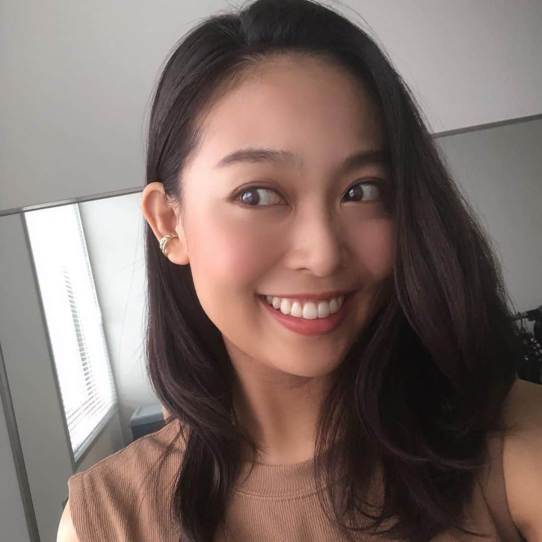のインスタグラム：「この耳のさ、イヤーカフっちゅーやつ👂 おしゃれでおかわ（かわいい）ちゃう？🤤 わたしは指輪にもなること気づいちゃったんだよね〜  わーいわい🥁」