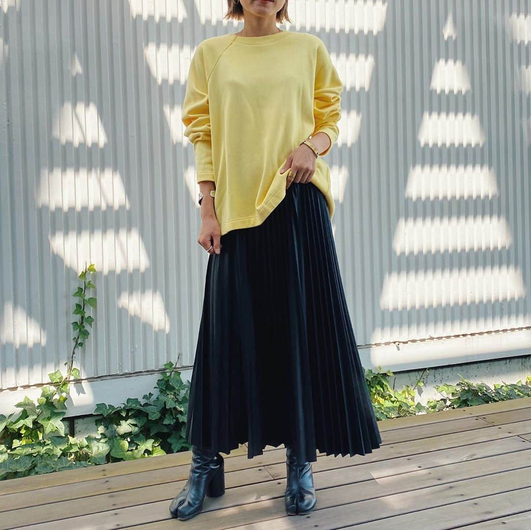 JET NEW YORKさんのインスタグラム写真 - (JET NEW YORKInstagram)「﻿ ——————————————﻿ ﻿ RECOMMEND STYLING﻿ ﻿ ☑︎ asymmetry design pullover﻿ No.G50-19553 / ¥15,000+tax﻿ ﻿ ☑︎ synthetpic learher pleats skirt﻿ No.G50-79503 / ¥19,000+tax﻿ ﻿ ※予約販売受付中﻿ 10月上旬発売予定﻿ ﻿ ——————————————﻿ ﻿ ▶︎ Link in bio.﻿ ﻿ ﻿ #jet_newyork #jetnewyork #newyork #jet #marikohayashi #20aw #2020 #new #arrival #autumn #winter #preorder #worldonlinestore #elleshop #zozotown #magaseek #linkinbio #pullover #yellow #skirt #black #asymmetry #design」8月18日 19時51分 - jet_newyork