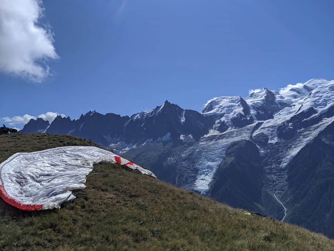 のインスタグラム：「Let's fly ✨ #Hikeandfly #aiguillettedeshouches #chamonixvalley #leshouches #skywalkparagliders #korteldesign #syride #montblanc #paraglidinglife #paraglidinglove」