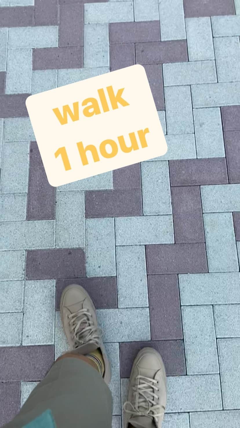 のインスタグラム：「散歩。」