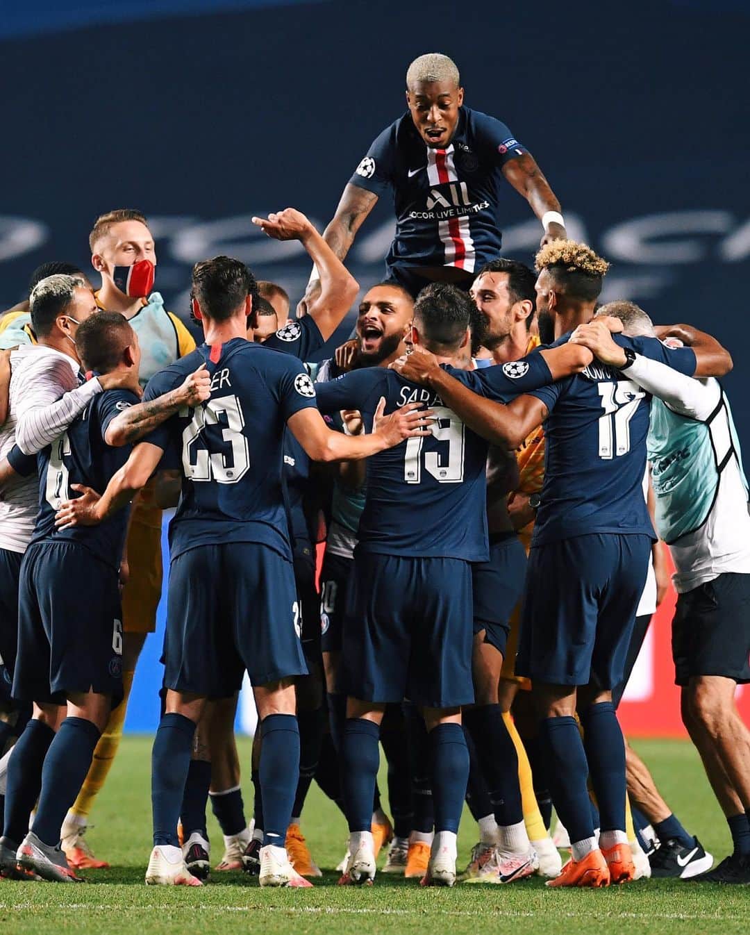 レアンドロ・ダニエル・パレデスさんのインスタグラム写真 - (レアンドロ・ダニエル・パレデスInstagram)「We came here for this!!! Allez Paris!! 🔴🔵」8月19日 6時58分 - leoparedes20