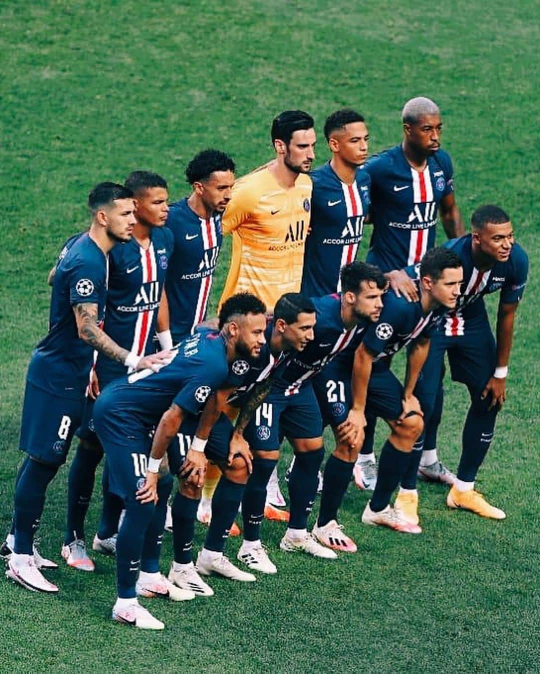 レアンドロ・ダニエル・パレデスさんのインスタグラム写真 - (レアンドロ・ダニエル・パレデスInstagram)「We came here for this!!! Allez Paris!! 🔴🔵」8月19日 6時58分 - leoparedes20