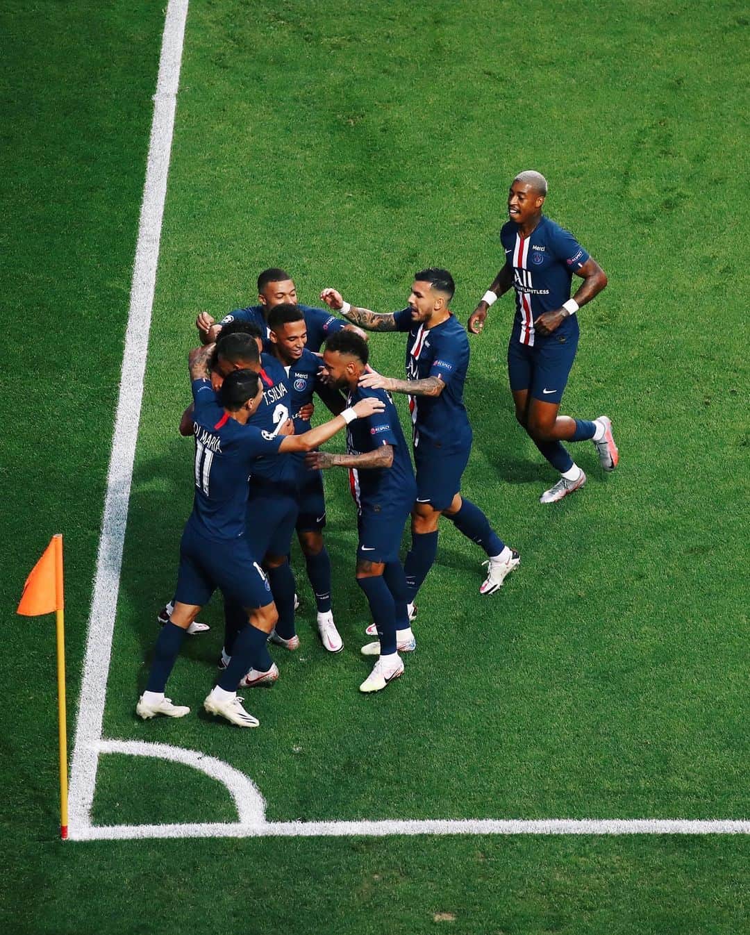 レアンドロ・ダニエル・パレデスさんのインスタグラム写真 - (レアンドロ・ダニエル・パレデスInstagram)「We came here for this!!! Allez Paris!! 🔴🔵」8月19日 6時58分 - leoparedes20
