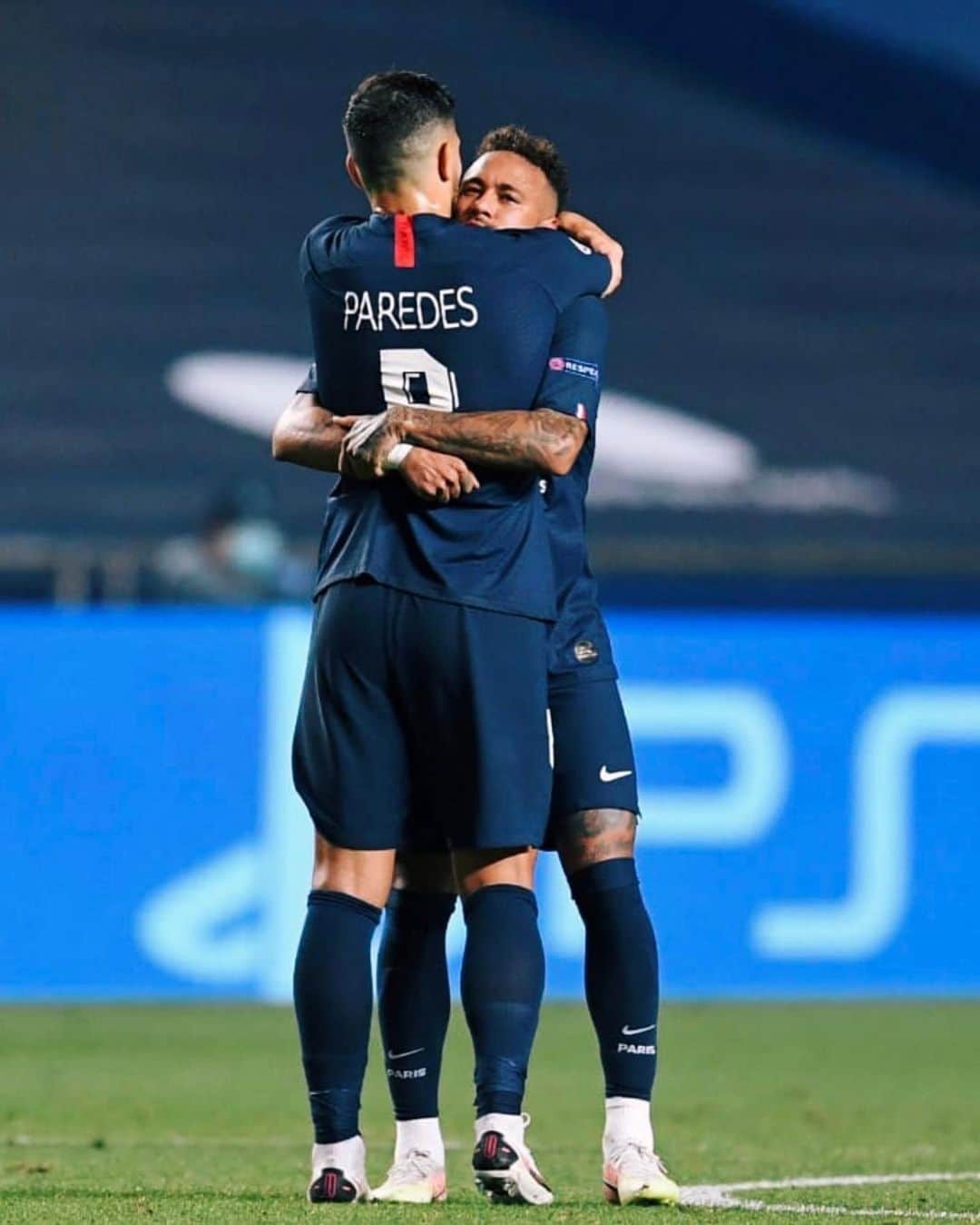 のインスタグラム：「We came here for this!!! Allez Paris!! 🔴🔵」