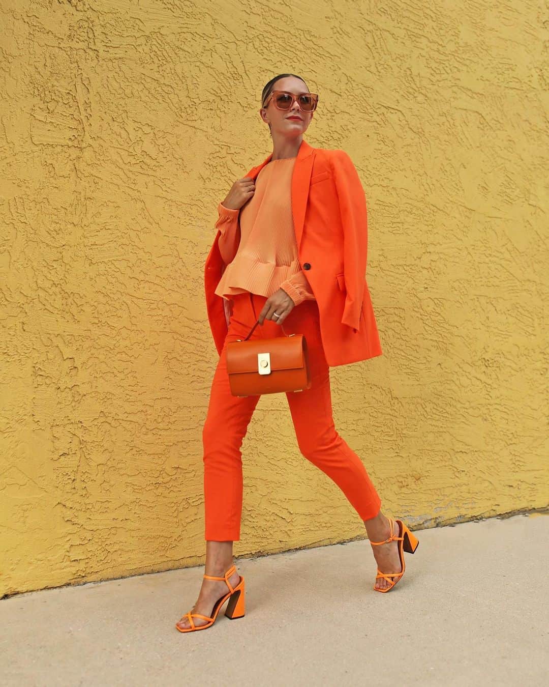 ブレア・イーディーさんのインスタグラム写真 - (ブレア・イーディーInstagram)「🍊 summer suiting in highlighter hues // #tibi #jcrewstyle #orangeoutfit」8月19日 5時29分 - blaireadiebee