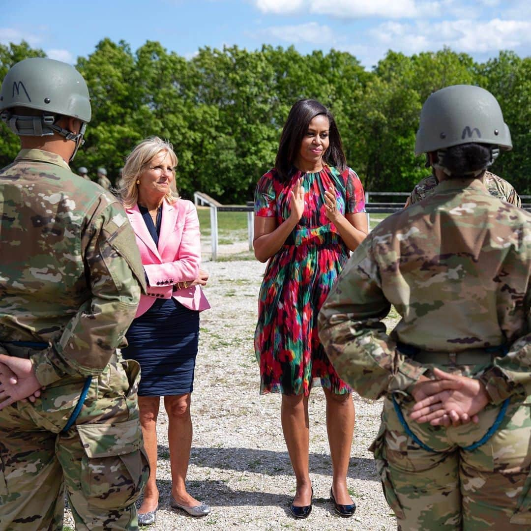 ミシェル・オバマさんのインスタグラム写真 - (ミシェル・オバマInstagram)「I can’t wait for Jill Biden’s speech tonight. I’m so fortunate to have gotten to know her while we were in the White House. She was my partner-in-crime, truly, working together to honor the tremendous service and sacrifice of our veterans and military families. We hosted baby showers for military spouses, stopped by Sesame Street with military kids, visited with wounded warriors and their families, and so much more. And through it all, her enormous heart and ready smile were always there, not just for me but for everyone she met.  Because Jill is one of the most grounded people you’ll ever meet, inside or outside of politics. She’s just a breath of fresh air without an ounce of pretense. She’s funny, often playing tricks on her staff like hiding in an airplane overhead compartment to spook them. And she is passionate, loyal, and hardworking—as she showed by continuing to teach at a nearby community college, often grading papers on long trips for official events.  There’s not a doubt in my mind that Jill will make a wonderful First Lady. So I hope you’ll watch her tonight. And if you haven’t yet, I hope you’ll make your plan to vote early—in person or by mail.   Photo credit: @chuckkennedydc, @petesouza & @alucidon」8月19日 5時33分 - michelleobama