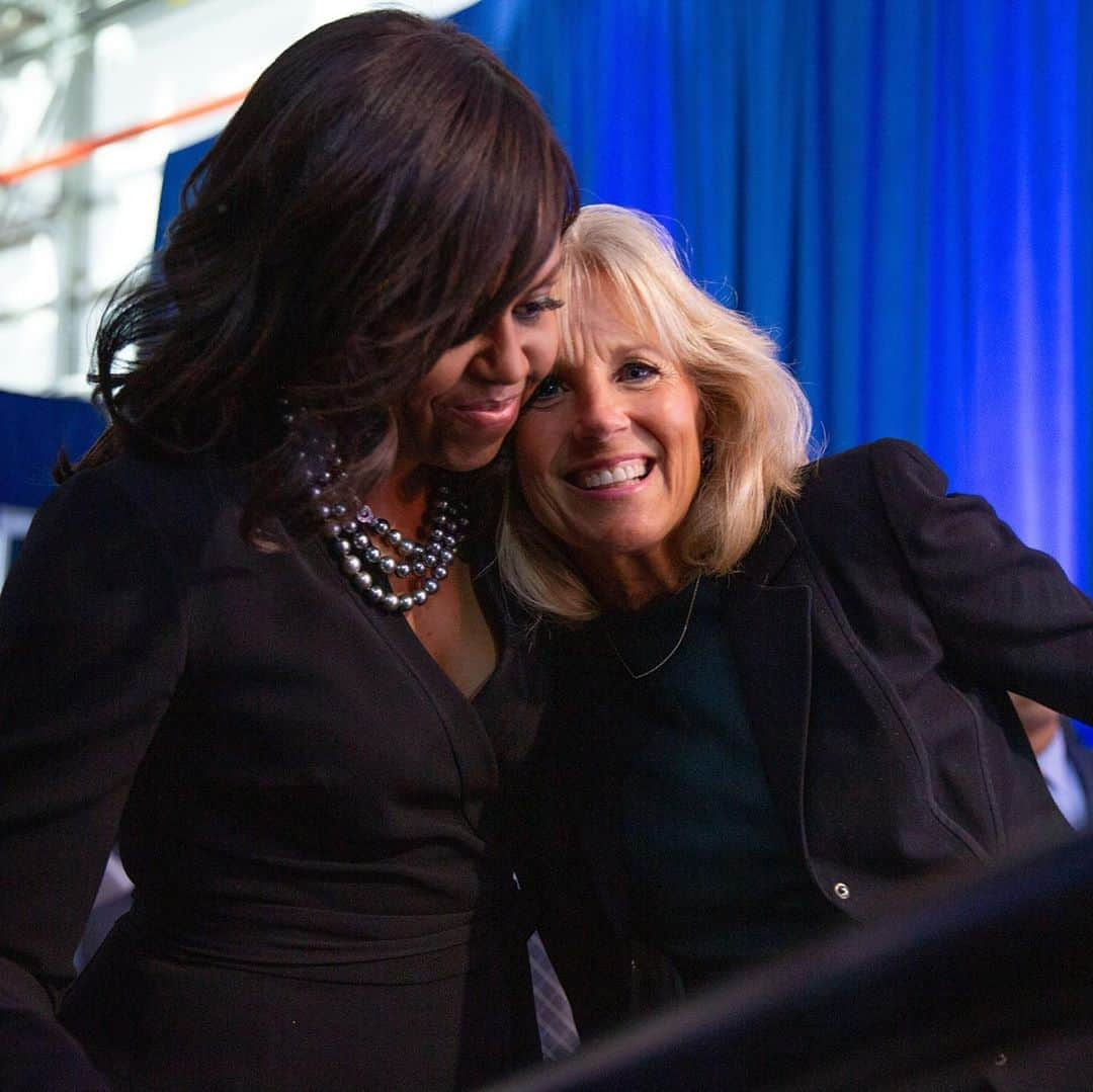 ミシェル・オバマさんのインスタグラム写真 - (ミシェル・オバマInstagram)「I can’t wait for Jill Biden’s speech tonight. I’m so fortunate to have gotten to know her while we were in the White House. She was my partner-in-crime, truly, working together to honor the tremendous service and sacrifice of our veterans and military families. We hosted baby showers for military spouses, stopped by Sesame Street with military kids, visited with wounded warriors and their families, and so much more. And through it all, her enormous heart and ready smile were always there, not just for me but for everyone she met.  Because Jill is one of the most grounded people you’ll ever meet, inside or outside of politics. She’s just a breath of fresh air without an ounce of pretense. She’s funny, often playing tricks on her staff like hiding in an airplane overhead compartment to spook them. And she is passionate, loyal, and hardworking—as she showed by continuing to teach at a nearby community college, often grading papers on long trips for official events.  There’s not a doubt in my mind that Jill will make a wonderful First Lady. So I hope you’ll watch her tonight. And if you haven’t yet, I hope you’ll make your plan to vote early—in person or by mail.   Photo credit: @chuckkennedydc, @petesouza & @alucidon」8月19日 5時33分 - michelleobama