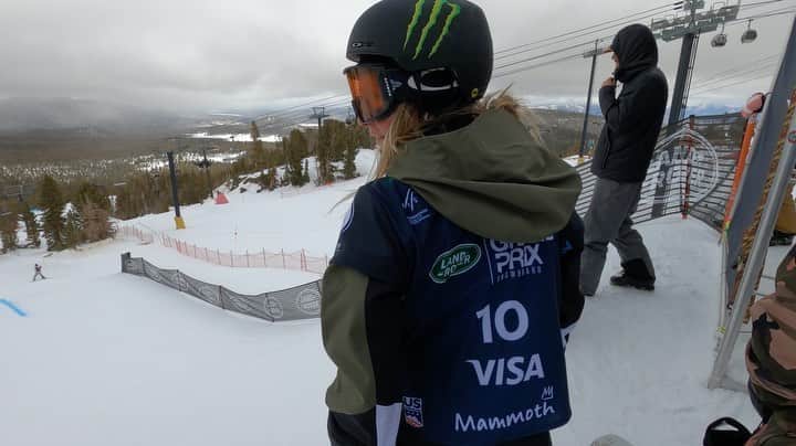 ジェイミー・アンダーソンのインスタグラム：「Miss this feeling! The feeling of adrenaline and excitement of competing and riding different parks all around the world, and just having a few days to figure out the speed, the flow, and your tricks! With weather and other variables  it can be really challenging  to figure it all out, but I love when you have to work hard and it all comes together in the end! This was from the @ussnowboardteam Grand Prix in mammoth last season, I ended up 🥇 ☺️🙏 and there was legit an earthquake during my run, the announcer was going crazy!    Thanks to my little bro, @sltskier for filming w/ @gopro #goprohero8 😊 much love snow community, miss you all!!」