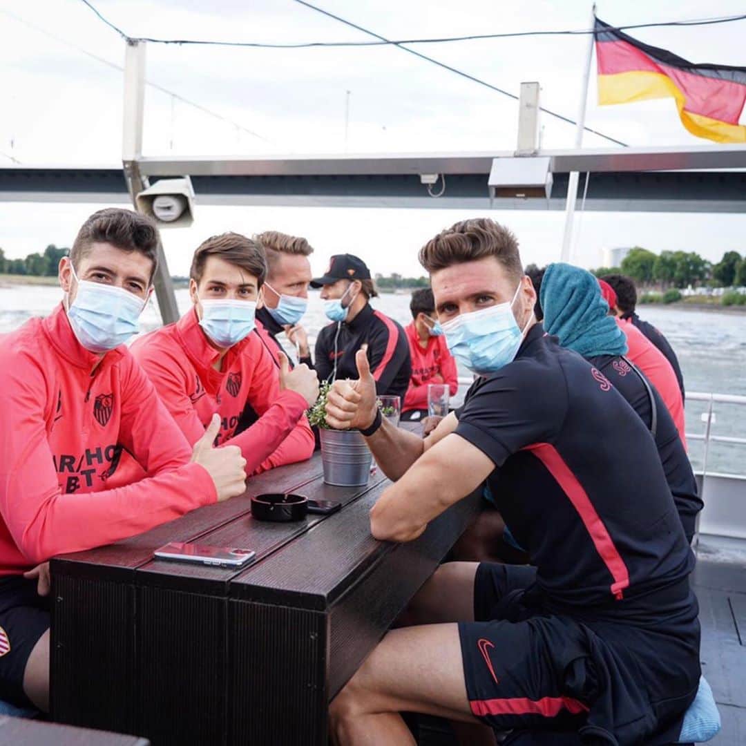 セビージャFCさんのインスタグラム写真 - (セビージャFCInstagram)「Una tarde de martes diferente.  ⛵️🤙🏻🤗 #WeareSevilla #UEL #vamosmiSevilla」8月19日 5時37分 - sevillafc