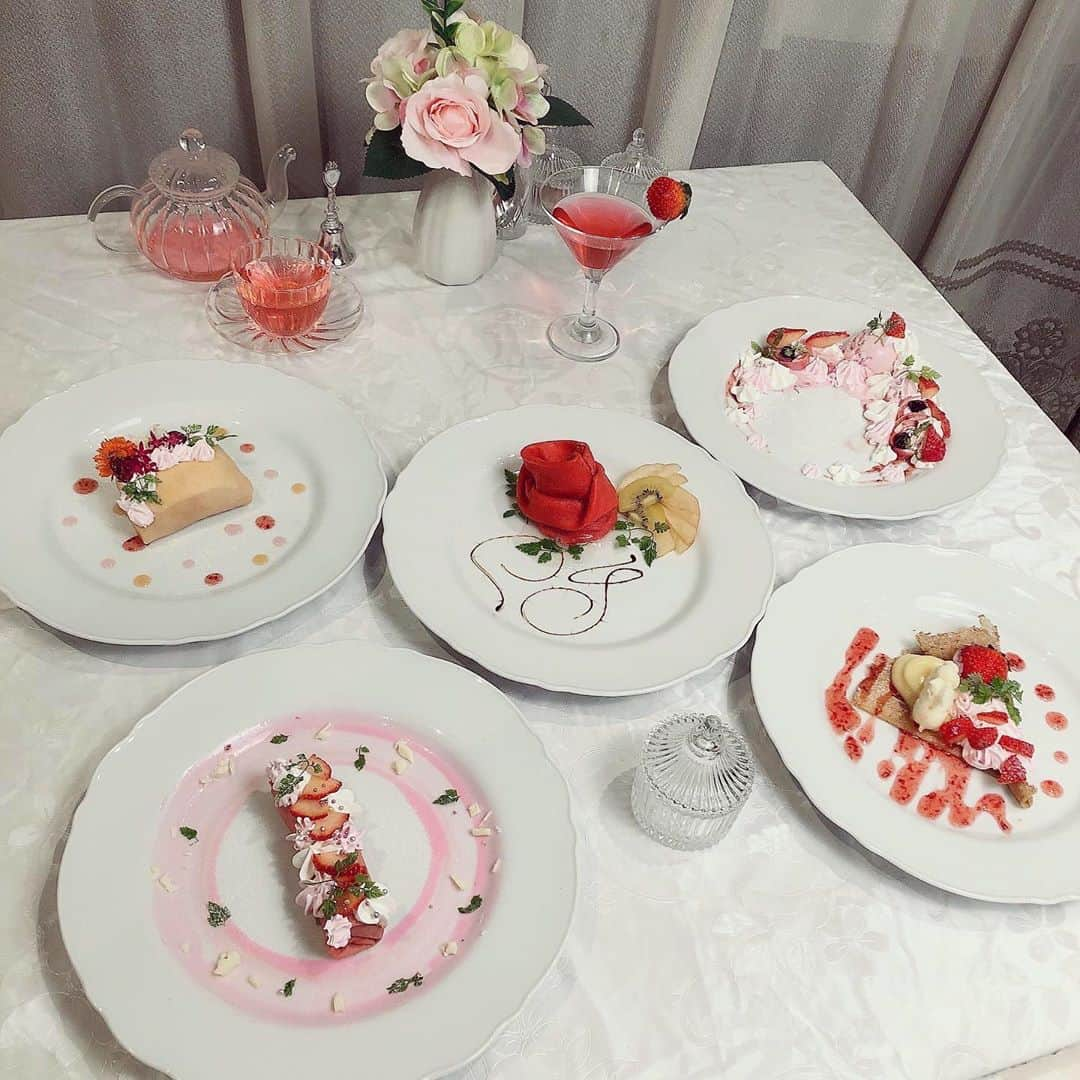 ひなたまりんさんのインスタグラム写真 - (ひなたまりんInstagram)「クレープ&ガレット食べ放題 @la_fete_de_filles さんに行ってきたよ🍓 甘いのだけじゃなくてごはん系のガレットもあるし コロナ対策で貸し切りだったし インスタ映え大歓迎ですって感じで ライトとか映えアイテムたくさん 用意されててすごかった😳 とにかく店員さんのサービスが神だったし こんなに食べて3000円でいいの？って感じでした👏🏻 #lafetedefilles #crepe #galette #tokyo #cafe #ラフェットドフィーユ #クレープ #ガレット #食べ放題 #女子会 #誕生日 #都立大学カフェ #インスタ映え #フォトジェニック」8月19日 5時43分 - hinata_marin_