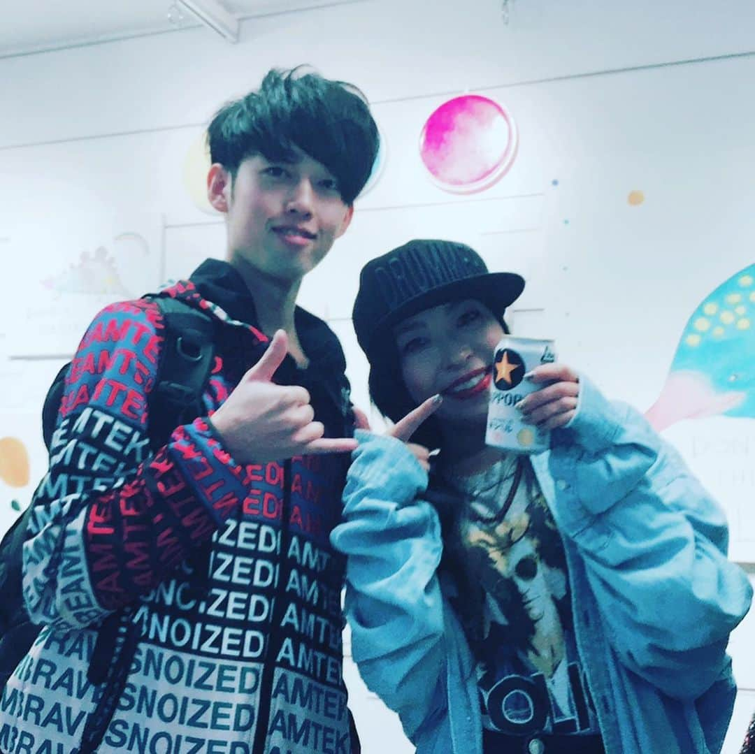 SATOKOさんのインスタグラム写真 - (SATOKOInstagram)「#おっくん #ハピバ #奥野翔太 1枚目は個展の時、2枚目はさや姉の隣でドヤってる時、3枚目はおっくんの自主イベントの時、4枚目は魚眼レンズによってめっちゃ短足になっちゃった時 #控えめに言って愛してる」8月19日 5時43分 - fc_satoko