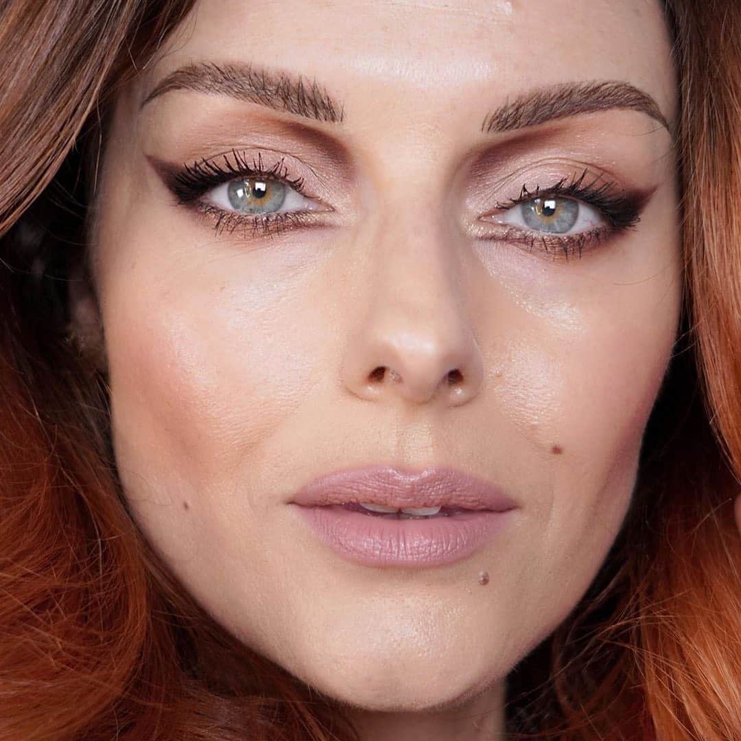 Maybelline New Yorkさんのインスタグラム写真 - (Maybelline New YorkInstagram)「We’re always down for a graphic eye moment! 🔥 Go to our Instagram Story to see how @katiejanehughes created this look using our #NudesofNewYork palette and #superstayinkcrayon in ‘keep it fun’ and ‘trust your gut’. #regram #mnyitlook」8月19日 5時44分 - maybelline
