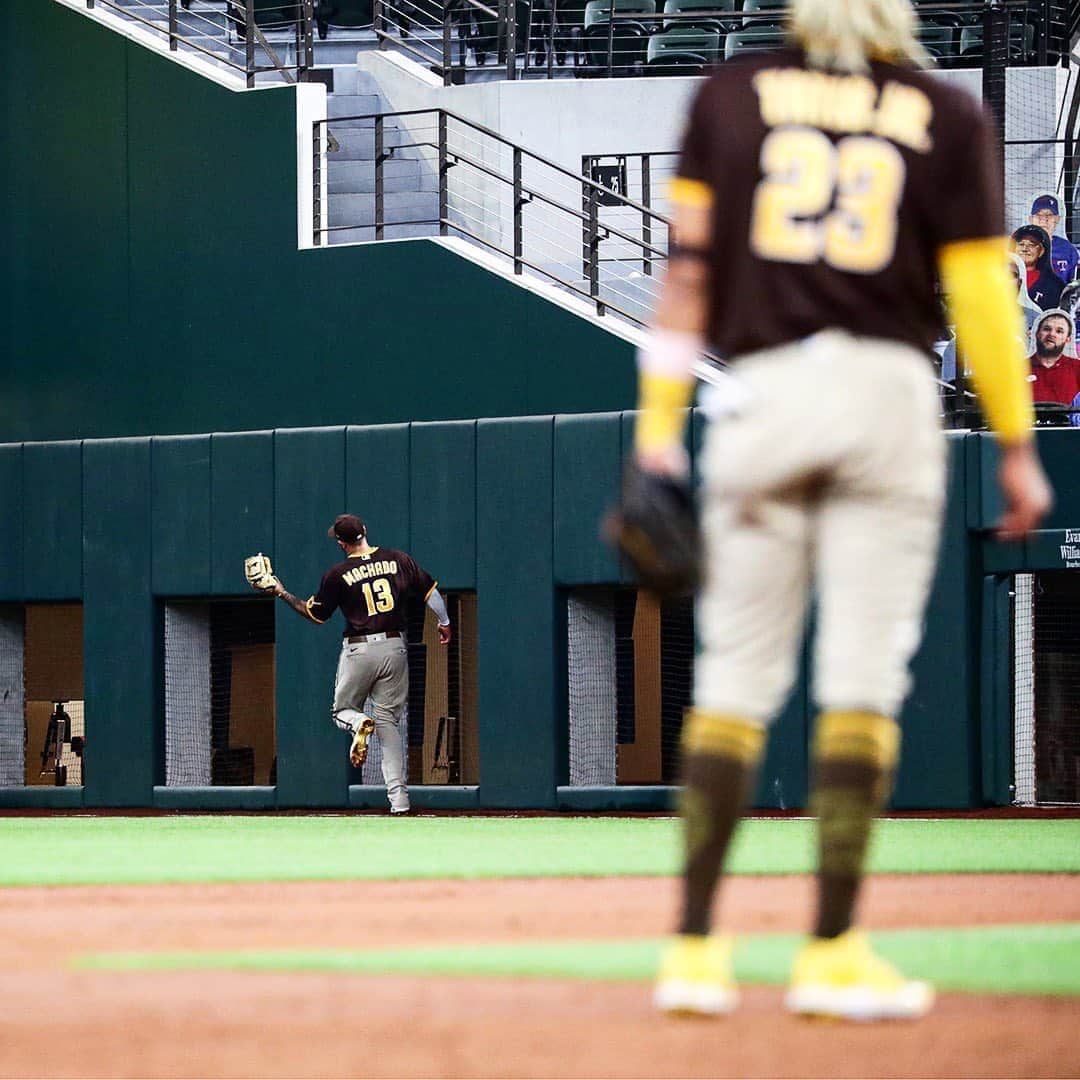 MLBさんのインスタグラム写真 - (MLBInstagram)「Don’t think Manny‘s ever caught one out there before. 👀」8月19日 6時12分 - mlb