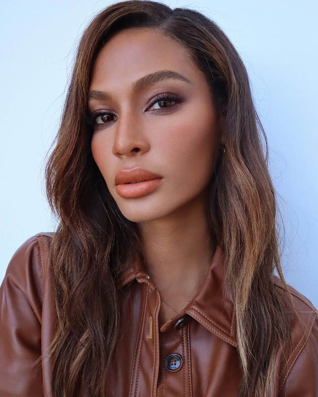 Hung Vanngoさんのインスタグラム写真 - (Hung VanngoInstagram)「First day back in the studio today with #JoanSmalls (@joansmalls) 🧡⭐️✨⚡️💫🌟. 💇 @hoshounkpatin 💄 @hungvanngo」8月19日 6時34分 - hungvanngo