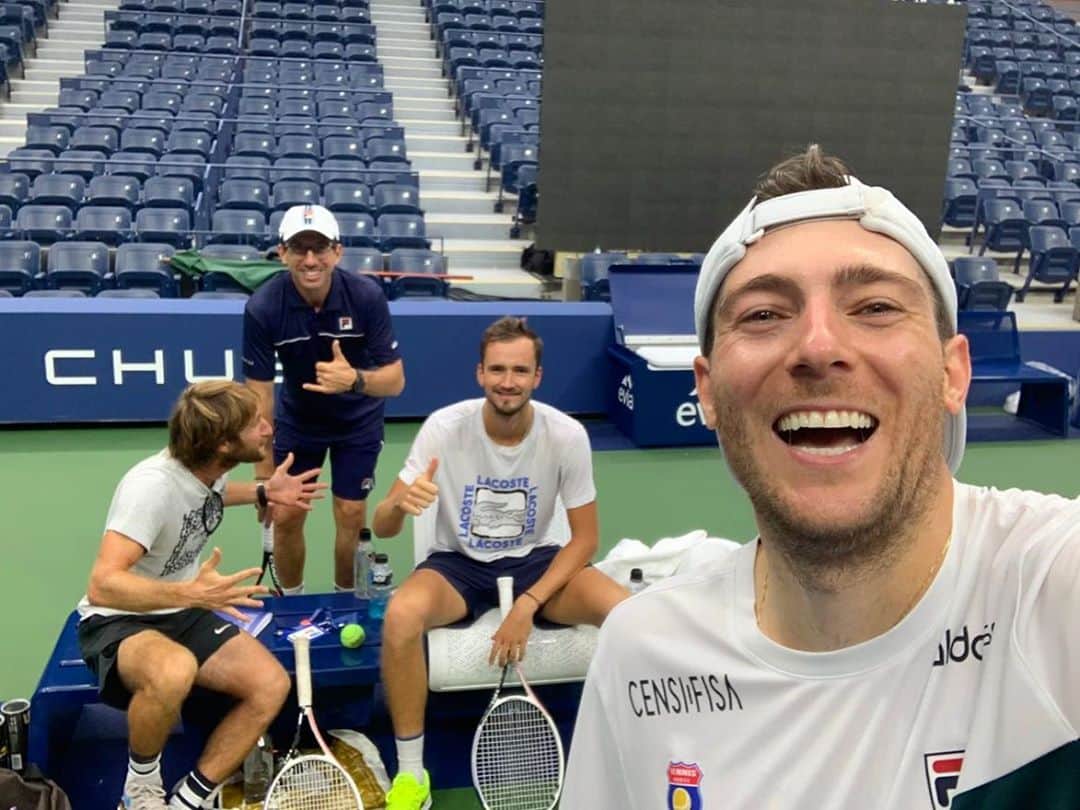 ダニール・メドベージェフのインスタグラム：「First practice is done @mdemoliner 🎾🤜🏼 🇺🇸 I love my coach 🤣🤣🤣// провёл первую тренировку с @mdemoliner 🎾🤜🏼🇺🇸 люблю своего тренера 🤣🤣🤣」
