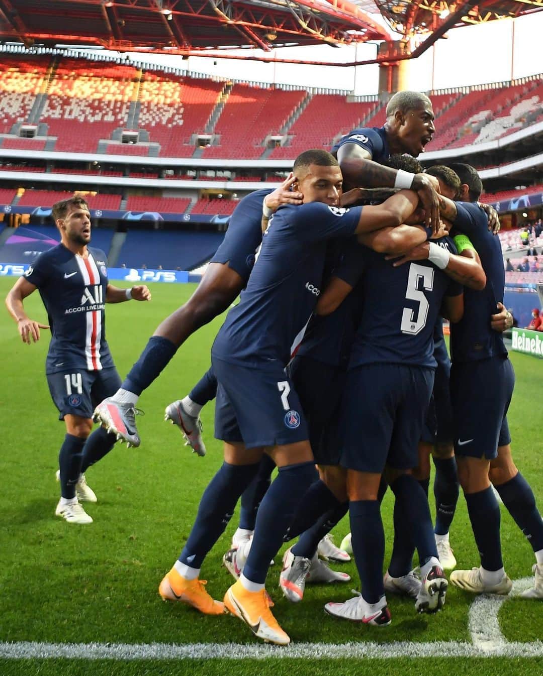 チアゴ・シルヴァのインスタグラム：「🇫🇷 Je suis très fier de vous !! Une fois rouge et bleu, toute la vie rouge et bleu 🔴🔵 Paris est magique !  🇧🇷 Vocês são o meu orgulho!! PSG é mágico.  🇺🇸 I’m so proud of our team! Paris is Magic!  • • • #AllezParis #ICICESTPARIS #PSG #ParisSaintGermain #Paris #Football #ThiagoSilva #ParisSaintGermain #IciCestParis #TS2 #DefenseurCentral #Capitão #Capitaine #CoronaOut #StopCorona #EquipePSG #PSGTeam #PSGlife #PSGforever #StayHealthy #OMonstro #PSGOL #AllezParis #Portugal #Lisboa #EstadioDaLuz #Lisbonne」