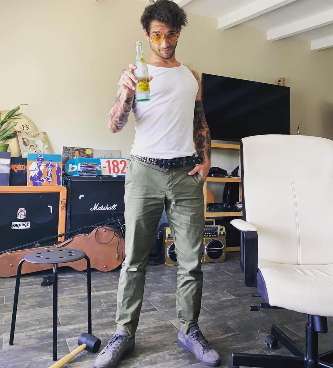 タイラー・ポジーのインスタグラム：「I don’t always have camel toe, but when I do. I drink topo chico」