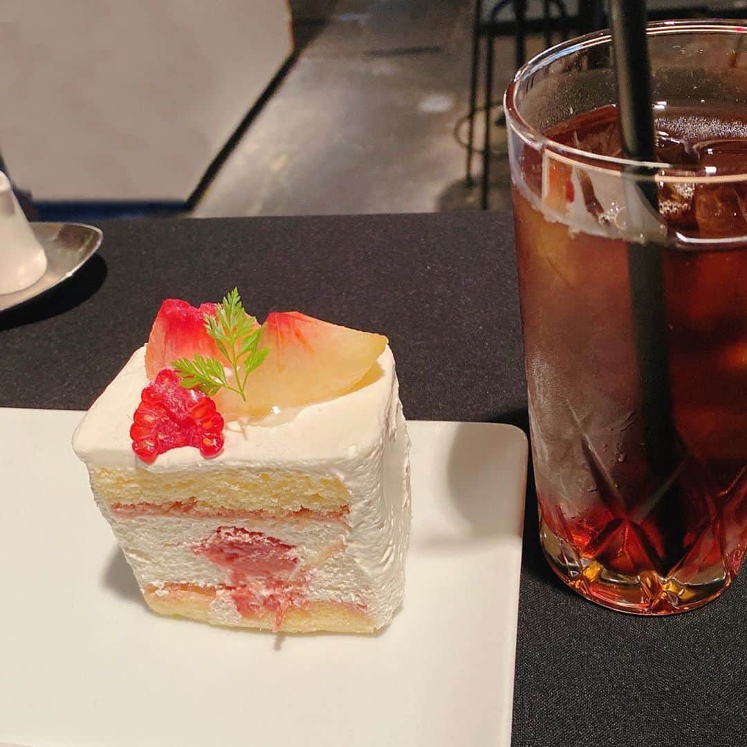 加藤玲奈のインスタグラム：「桃の季節がやってきて桃たくさん食べてます🍑 この前食べた桃のケーキ美味しかった🤤💓」