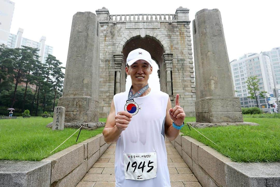 ジヌションさんのインスタグラム写真 - (ジヌションInstagram)「🇰🇷 잘될거야 대한민국! 81.5km 완주하고 독립문 앞에서 메달을 목에 걸고. 함께 해주신 모든 분들 진심으로 감사 드립니다!  #잘될거야대한민국 #버츄얼815런 #미라클365 #메달고」8月18日 21時51分 - jinusean3000