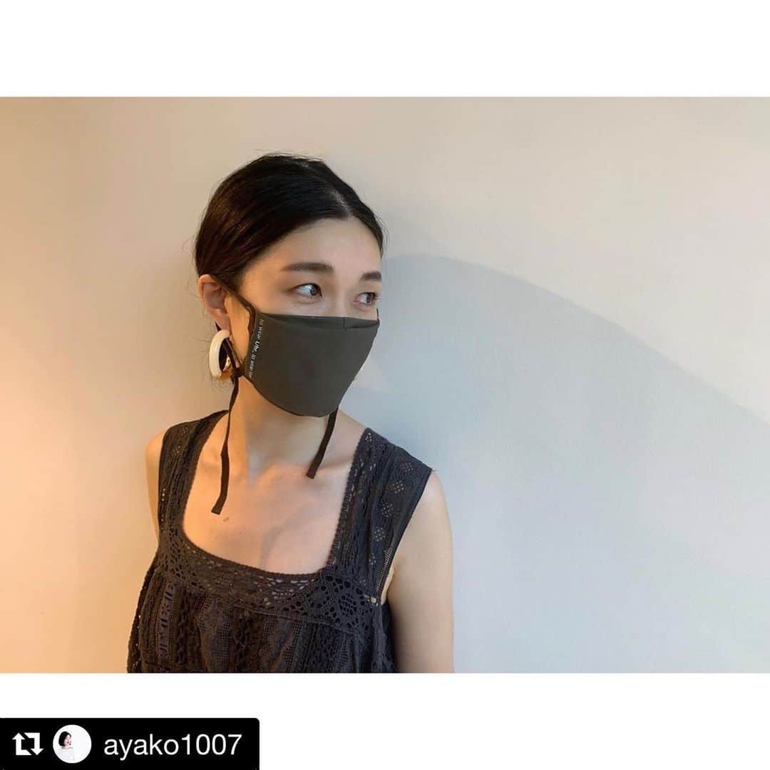 濱中鮎子のインスタグラム：「ありがとうが過ぎる。😭😭😭 リポスト、写真一枚しかできないの。  #Repost @ayako1007 with @get_repost ・・・ Uhrから色々な視点から見た"素敵"が詰まったマスクがリリースされました。使い心地もよく、ファッションにも馴染み、且つこれを購入することで女性の問題に取り組む支援に繋がる。﻿ ﻿ みんなでワイワイどの色にする？なんて会話、マスクで生まれると思わなかった。プレスルームにいた、かわいい後輩たちにも選んでもらって三者三様な写真撮れました📸ともちゃんの柔らかい印象とアイボリーがぴったりだし(紐をピッとつまんでるのかわいい)、まりえのボーイッシュな可愛さにベージュが合ってる(目だけでもかわいい)！ わたしみたいな大人wは落ち着いたダークめなカーキかなと。 ﻿ @jslessage やオンラインで週末から先行発売してますが、すでに人気です。気になる方お早めに❤︎﻿ ﻿ ---﻿ ﻿ Uhr﻿ Friendship project﻿ All you need is love.﻿ ﻿ <　Uhr(ウーア）>　からオリジナルマスクが登場。﻿ レサージュでは、一足先に発売しています。﻿ ﻿ マスクをポジティブなアイテムとして捉え、﻿ ファッションという側面から社会に対してアプロ―チしていきたいという考えのもと、﻿ “Uhr Friendship projectが発足いたしました。﻿ ﻿ ファッションを楽しみ、愛する女性が一人でも多く増えることを願い、﻿ マスク売上の一部を、女性の問題に取り組む支援団体に寄付いたします。﻿ ﻿ Uhr・お店、そしてお客様が　“Uhr friends”として、﻿ ファッションを通して、支援を確立していくプロジェクトです。﻿ ﻿ 【取り扱い店舗】﻿ ﻿ L'ESSAGE銀座店、青山店、ベイクルーズストア﻿ journal standard  L'ESSAGE取扱店舗﻿ (一部店舗を除く)﻿ ﻿ ¥2,200(+tax)﻿ アイボリー、ベージュ、カーキ﻿ ﻿ ﻿ ﻿ #autumn#fall#summer#fashion﻿ #20ss#20aw#look #correction#style﻿ #lessage#journalstandard﻿ #smart#relax﻿」