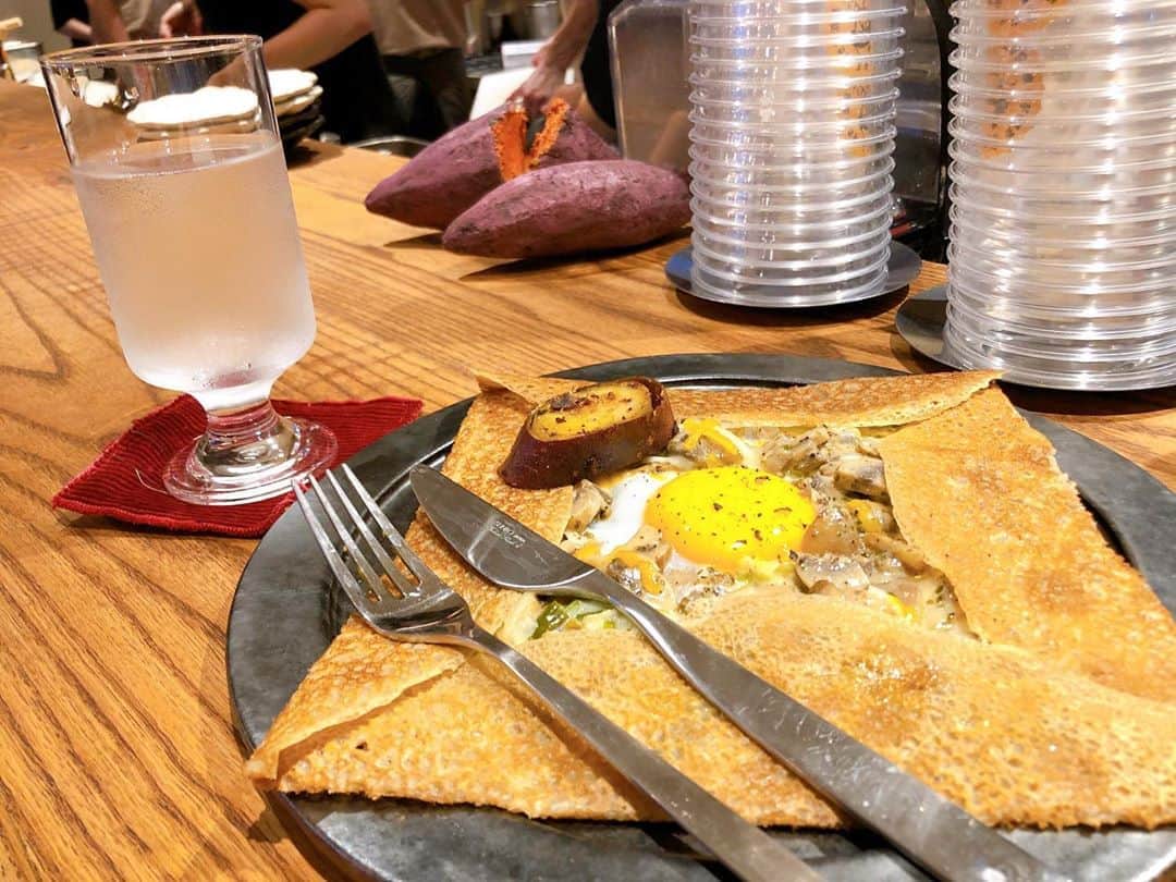 土井コマキのインスタグラム：「みんなだいすき蜜香屋の新店舗バタータスが出来たよ。土壁がめちゃカッコよくて、石山さんが言ってた通り、土の「なんか良い感じ」が溢れるお店です。 🍠 生地にお芋さんが入ったガレットが美味しかった〜 長野から樽で届く生シードルとか、箕面ビールと作った芋ビールとか！ 🍎♡🍠♡🍺 あの丹後ジャージー牧場そらの牛乳を使ってるチャイとか！濃い牛乳と芋はそのままで甘いベストカップル。 🐂♡🍠 焼き芋も芋アイスも蜜香紅茶ももちろんあるよ🍠🍠🍠 つぎは、芋プリンアラモードを食べることをここに誓います。 🍮♡🍠  #蜜香屋」