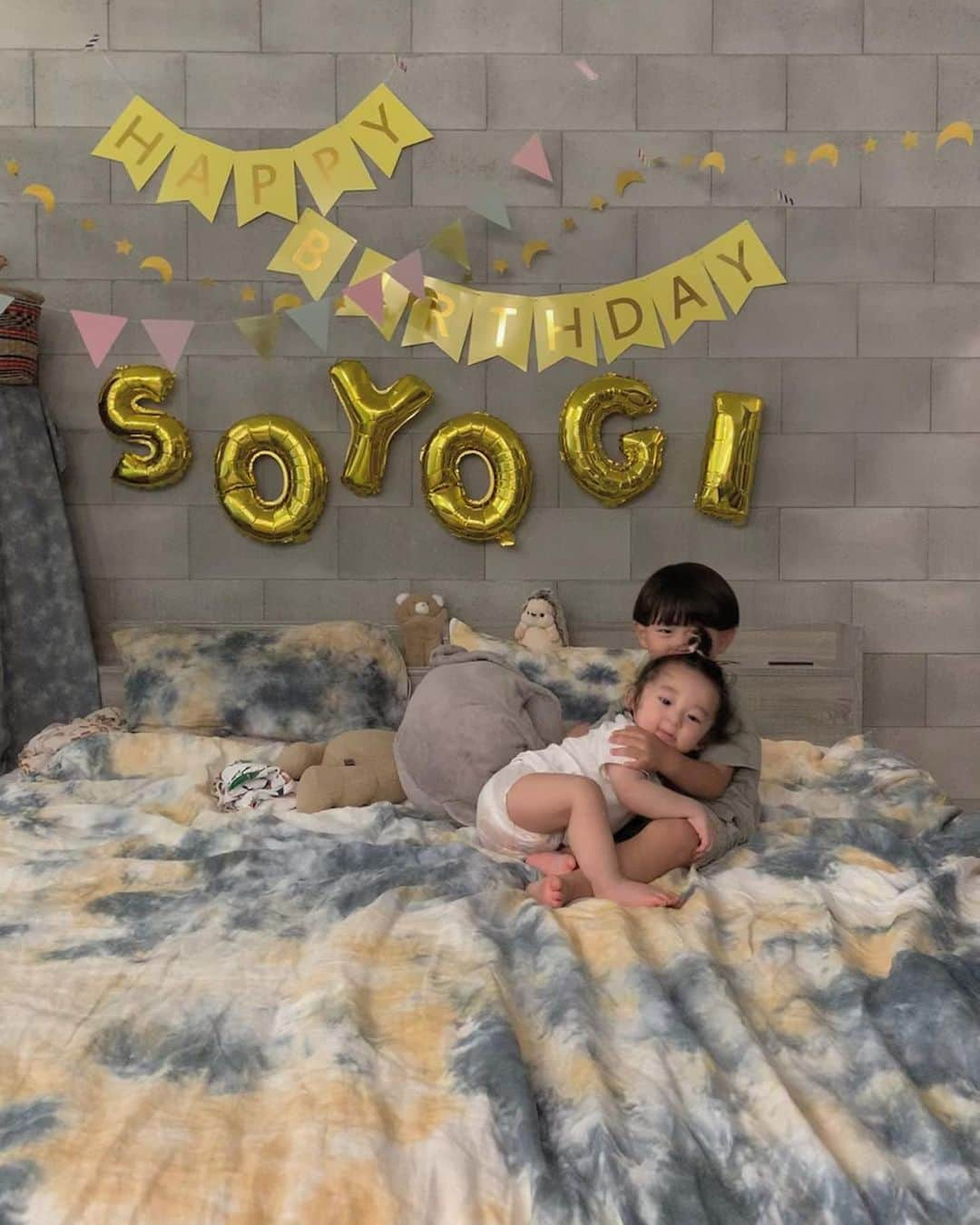 nanako itoさんのインスタグラム写真 - (nanako itoInstagram)「1st anniversary our lovely baby "Soyogi"👶🏻🌈✨ . お誕生日会はひっそりとお家で✨ 従兄弟の晴人くんも来てくれました✨ . １歳のお誕生日プレゼントはリズムポコというドラムセット👶🏻 音が鳴るものや音楽で体を動かすのが好きみたい🎶 . もう一歳なんて、、早いなぁ😭✨ . 産院で急に目の前に現れた赤ちゃんにずっとソワソワしていたのが懐かしい。。 . あやしたら笑うようになって、  ママとパパが動くとそれを追うようになって  いなくなるとまた泣いて、、  ハイハイもなかなかうまくできないうちに先に立つようになって、、  と思ったら歩行器で爆走して  あっという間に歩けるようになって、、  自分でご飯を掴んで食べるようにもなっておもちゃで1人で遊べるようになって。。  最近なんて何言ってるかはわからないけど確実に意思表示してる😳 . 気づいたら3人で家族の形になっていて、、 . 毎日何かしらで笑わせてくれてありがとう✨ あなたがいることで幸せが何倍にもなってるよ。 . まだたった1年しか経ってないけど、これから、とにかく健康に、元気に育ってくれたらと思います！ . それがいちばん😌✨ . 一歳おめでとう。ありがとう。 大大大大だいすきだよーー❣️ . #1stbirthday #1stanniversary #2019818」8月18日 21時53分 - nanakoro