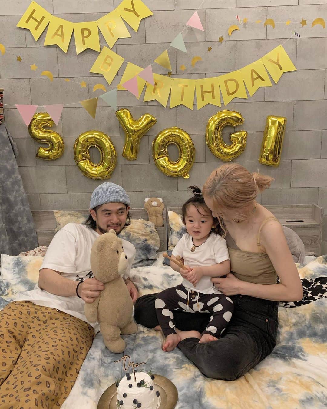 nanako itoのインスタグラム：「1st anniversary our lovely baby "Soyogi"👶🏻🌈✨ . お誕生日会はひっそりとお家で✨ 従兄弟の晴人くんも来てくれました✨ . １歳のお誕生日プレゼントはリズムポコというドラムセット👶🏻 音が鳴るものや音楽で体を動かすのが好きみたい🎶 . もう一歳なんて、、早いなぁ😭✨ . 産院で急に目の前に現れた赤ちゃんにずっとソワソワしていたのが懐かしい。。 . あやしたら笑うようになって、  ママとパパが動くとそれを追うようになって  いなくなるとまた泣いて、、  ハイハイもなかなかうまくできないうちに先に立つようになって、、  と思ったら歩行器で爆走して  あっという間に歩けるようになって、、  自分でご飯を掴んで食べるようにもなっておもちゃで1人で遊べるようになって。。  最近なんて何言ってるかはわからないけど確実に意思表示してる😳 . 気づいたら3人で家族の形になっていて、、 . 毎日何かしらで笑わせてくれてありがとう✨ あなたがいることで幸せが何倍にもなってるよ。 . まだたった1年しか経ってないけど、これから、とにかく健康に、元気に育ってくれたらと思います！ . それがいちばん😌✨ . 一歳おめでとう。ありがとう。 大大大大だいすきだよーー❣️ . #1stbirthday #1stanniversary #2019818」