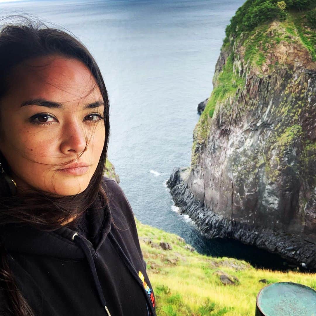 加賀美セイラのインスタグラム：「#知床　#beautifulnature #hokkaido my hair is blowing into my nose👃髪が鼻入る感🤪崖が何かのアニマルに見える的な🐪🦏🦖. The cliff looks like a rhino in the background」