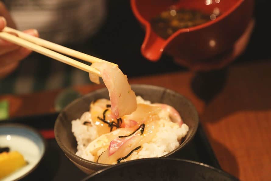 斉藤翠のインスタグラム：「愛媛2019 #愛媛ごはん  松山鯛めしと違って、驚き！海賊風。宇和島鯛めし。 卵黄とお出汁、そしてぷりっぷりの鯛が贅沢にもひとつの丼に。 白米と一緒にかき込むと口の中でなんとも幸せな味が広がって最高に美味しかったです。 愛媛の食事はなにを食べても美味しかったんですが、鯛は本当に美味しい…幸せ… 松山鯛めしと、宇和島鯛めし。本当にどちらも美味しくてお腹いっぱいのはずなのに食べれちゃうという…美味しくて罪😭♡  #愛媛旅 #愛媛 #宇和島 #宇和島鯛めし #和日輔 #日本のごはん #ehime #uwajima #taimeshi #japanesefood #🐟 #🍚」