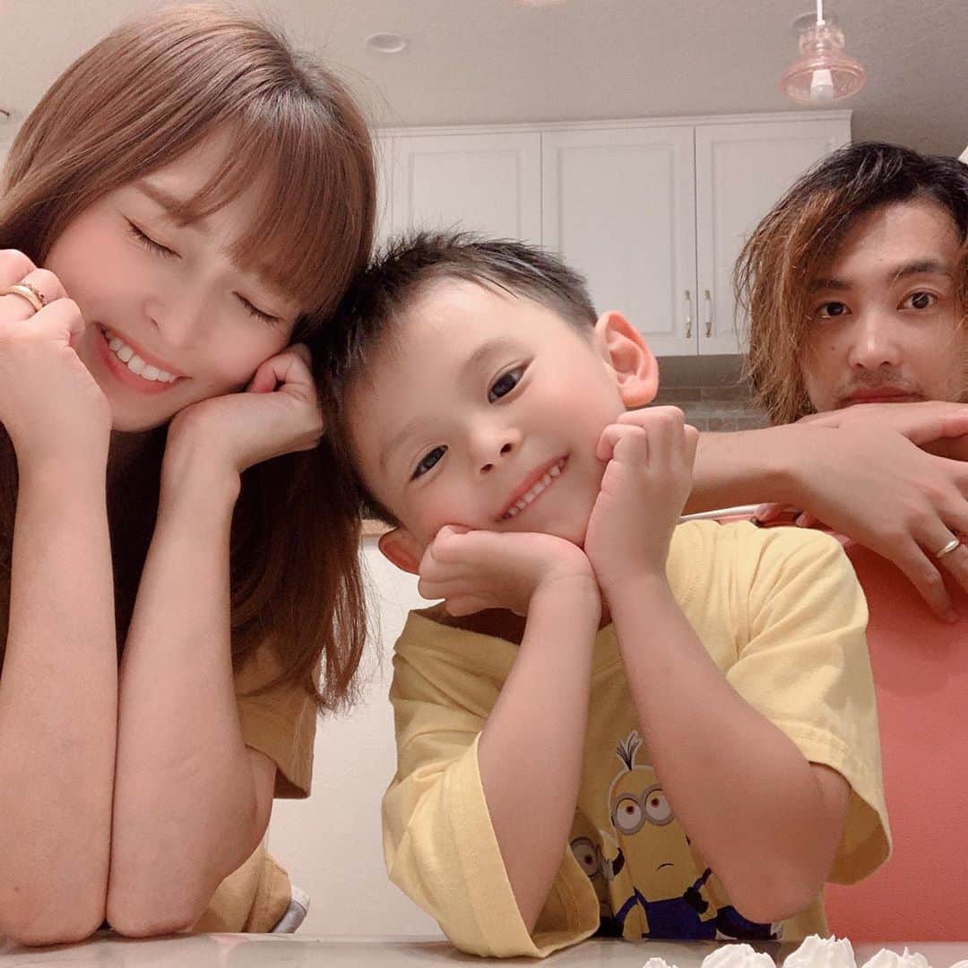 町田亜里香のインスタグラム：「2020.8.18𓂃𑀀 JUKIA❋Happy birthday🧁 ˎˊ˗ 6歳になりました𓏗𓏗 ﹋﹋﹋﹋﹋﹋﹋﹋﹋﹋﹋﹋﹋ あっという間の6年。 4月からは小学1年生🏫 …こんなに落ち着きなくて… 小学生になれるのでしょうか😂 2歳から入ったプリスクールも 今年でおしまい。 英語はきっと話せてるˎˊ˗ 読み書きをもうちょっと頑張って ほしいなぁᝰ✍️𓈒𓂂 って感じ♡ 何はともあれ、元気に 6歳まで育ってくれてありがとう😊 これからも元気にすくすく 大きくなってね🥺ˎˊ˗ . あっケーキ🎂ね。 ケーキ屋さんがなぜか今年は お盆休みで😱 休み明けにキャラケーキ頼んでます♡ . 今日はちょっと前に食べた、 じゅきが大好きな𓍯 ˗ˋ 手作りチョコタルトケーキ🍰ˊ˗ . . #6歳になりました  #誕生日 #6歳男の子 #6歳誕生日  #年長 #年長さん #男の子  #男の子ママ  . . （2枚目なんてかわいいんだ。）笑」