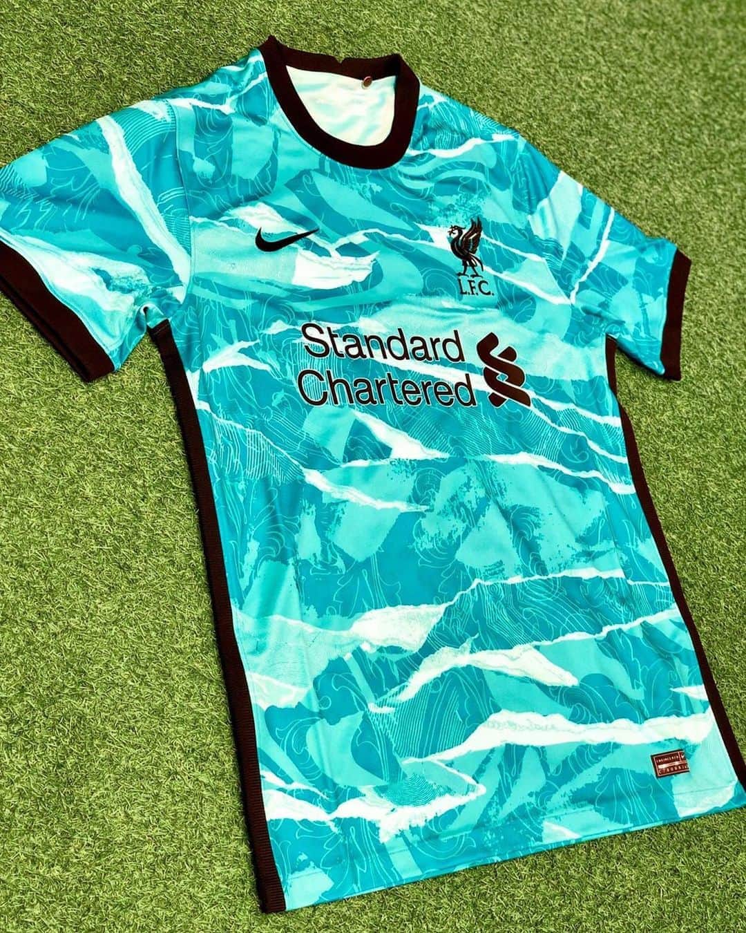リヴァプールFCさんのインスタグラム写真 - (リヴァプールFCInstagram)「Our away shirt, shorts and socks 🤩➡️ #LFC #LiverpoolFC #NikeFootball」8月18日 22時03分 - liverpoolfc