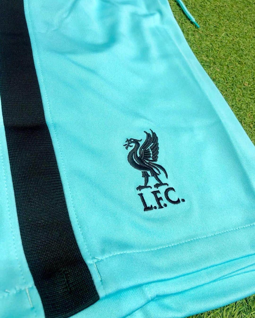 リヴァプールFCさんのインスタグラム写真 - (リヴァプールFCInstagram)「Our away shirt, shorts and socks 🤩➡️ #LFC #LiverpoolFC #NikeFootball」8月18日 22時03分 - liverpoolfc