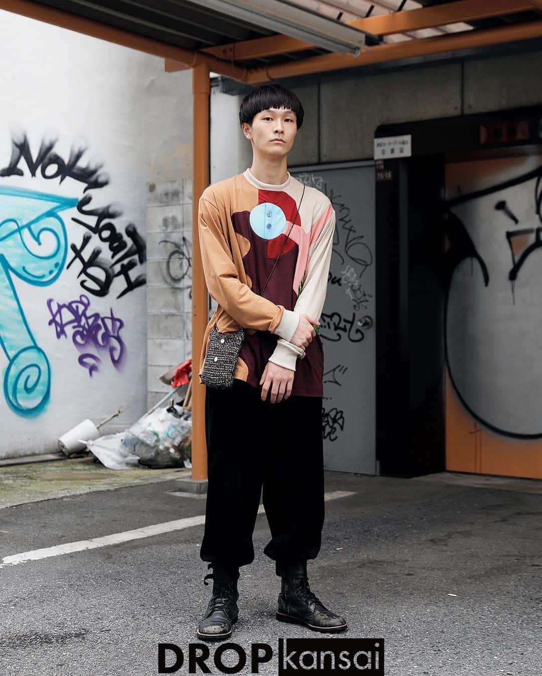 Droptokyoさんのインスタグラム写真 - (DroptokyoInstagram)「KANSAI STREET STYLES @drop_kansai  #streetstyle#droptokyo#kansai#osaka#japan#streetscene#streetfashion#streetwear#streetculture#fashion#関西#大阪#ストリートファッション#fashion#コーディネート#tokyofashion#japanfashion Photography: @fumiyahitomi」8月18日 22時15分 - drop_tokyo