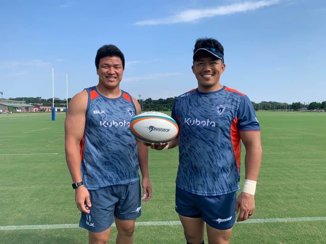 立川理道のインスタグラム：「①今日からチームウェアが新しくなりました！ @blksportjp いつもサポートありがとうございます。 お尻先輩と。 @hiroaki_sugimoto_  ②もちろんビブスもBLK！ @blksportjp  ③お馴染みlizard walk Get up too early toko 😂 @honeti_taumohaapai  ④基本的な動作も見直していきます。 ⑤同期ツーショット @takuromero  @a.a.aokisan  ⑥Organizer Taks  @takuromero  ⑦今日もよく走りました。 ⑧才田君、急げー！笑 @saisaisaisatoshi  ⑨TRY or knock-on？ @hidetwuuuu  ⑩影を使った良い写真！ 今日ありがとう。 @manbyme5i5」